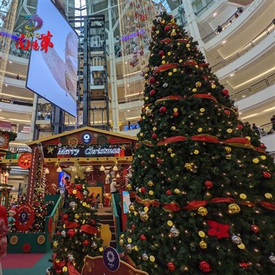 Pokok Krismas menara gergasi